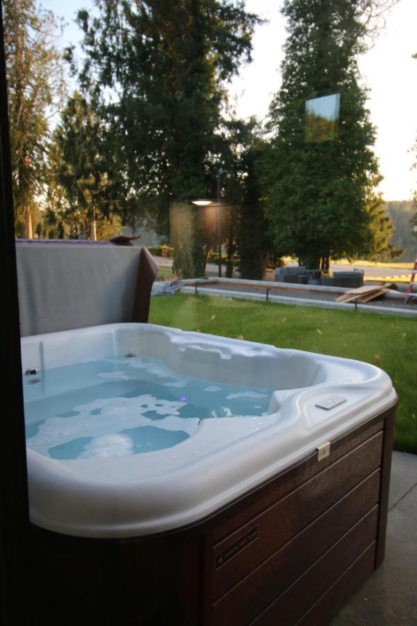 Luxe Lake Cabin Hot Tub Grill Firepit Ev Charger Onalaska Екстериор снимка