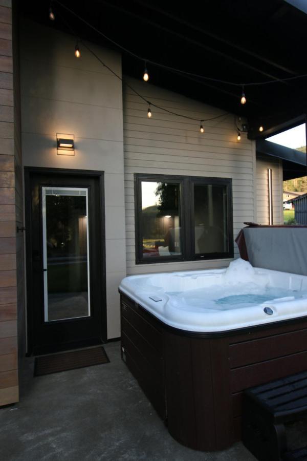 Luxe Lake Cabin Hot Tub Grill Firepit Ev Charger Onalaska Екстериор снимка