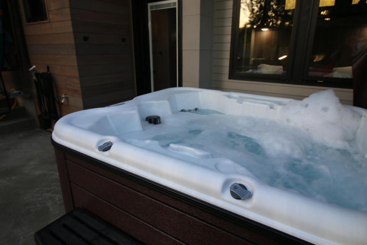 Luxe Lake Cabin Hot Tub Grill Firepit Ev Charger Onalaska Екстериор снимка